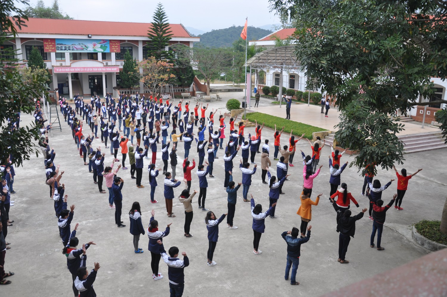 Hoạt động thể dục giữa giờ của HS trường THPT Thanh Nưa